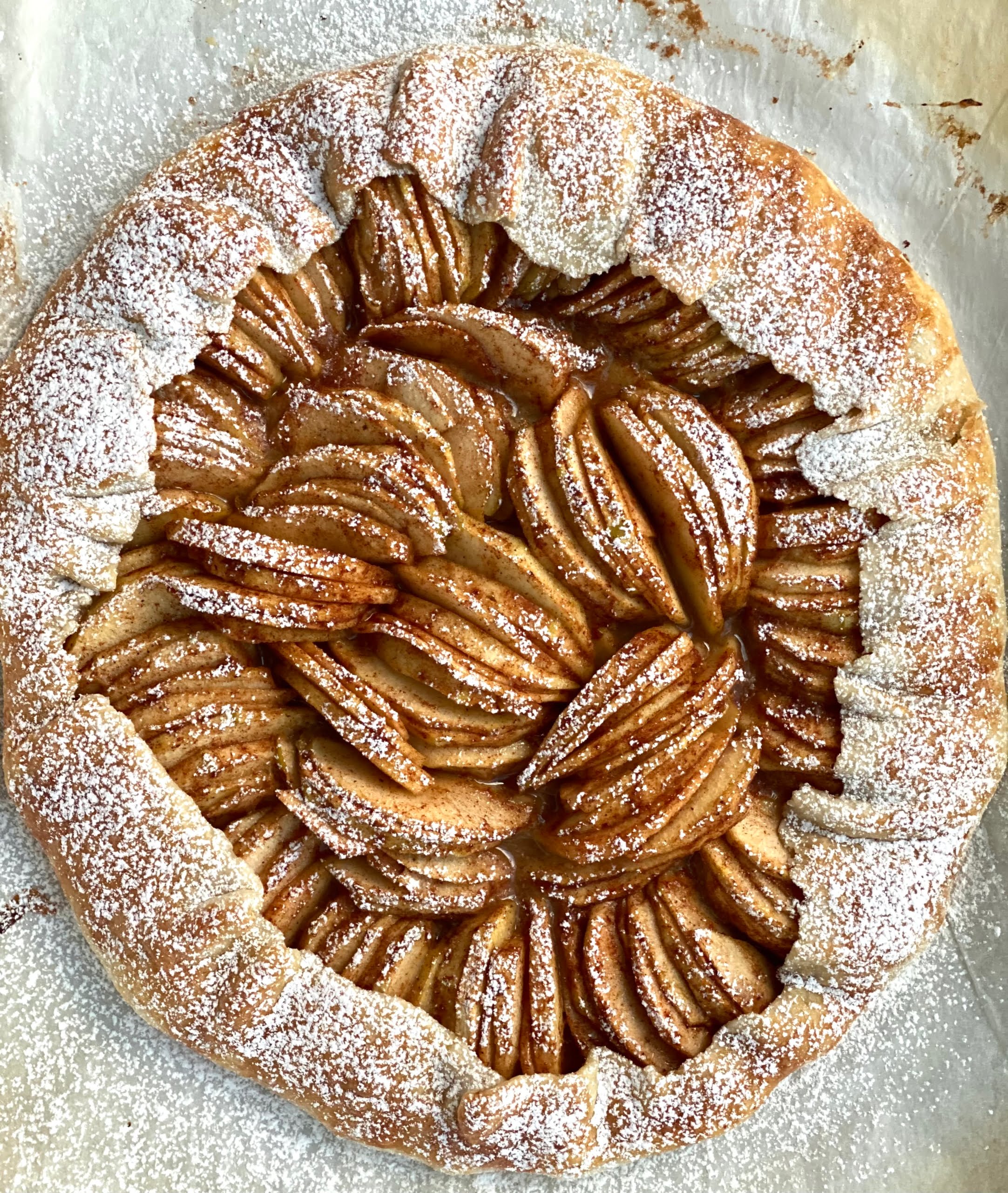 Maple and apple one crust pie dusted with icing sugar - Pure Maple