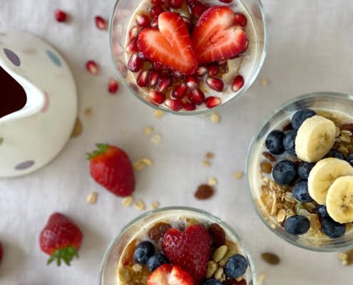 Overnight oats with chia seeds breakfast pots with fruit, granola and maple - Pure Maple