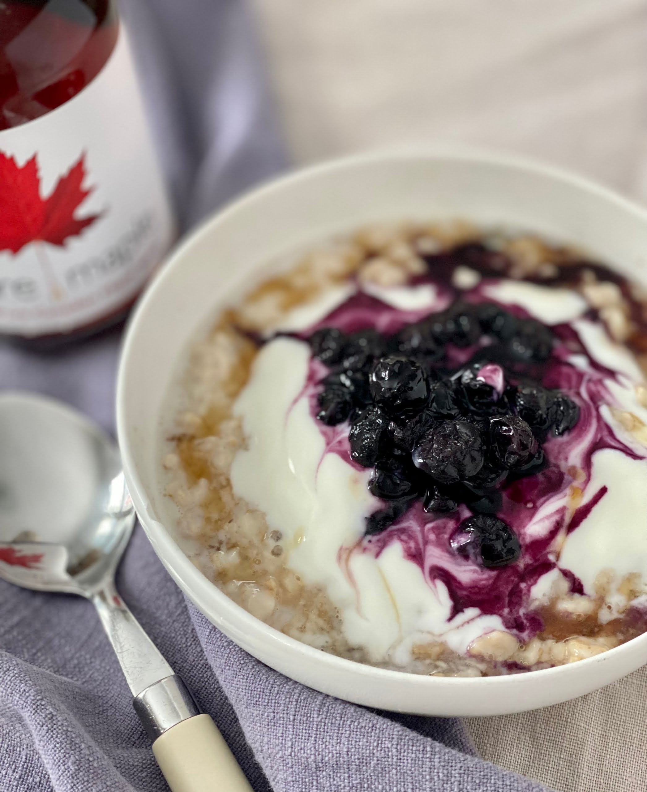 Porridge with maple, blueberry compote and yoghurt - Pure Maple